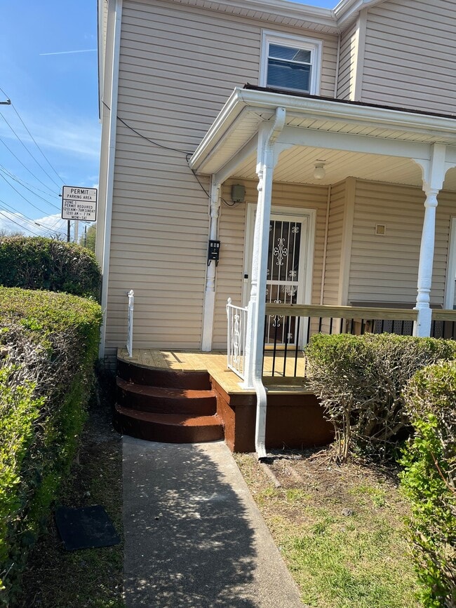 Building Photo - 301-10 1/2 10 1/2 St NW