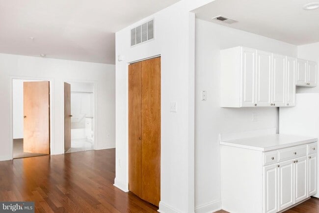 Building Photo - 1411 Walnut St Unit 501