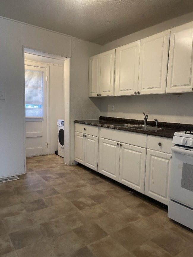 Photo - Two Bedroom in Golden in a Quiet Complex Unit #9