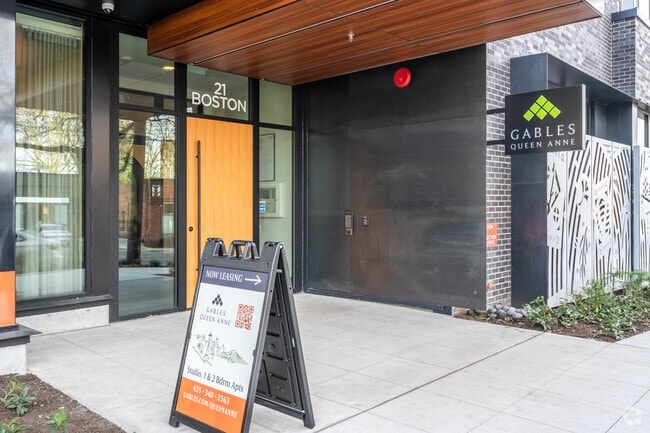 Entrada - Gables Queen Anne