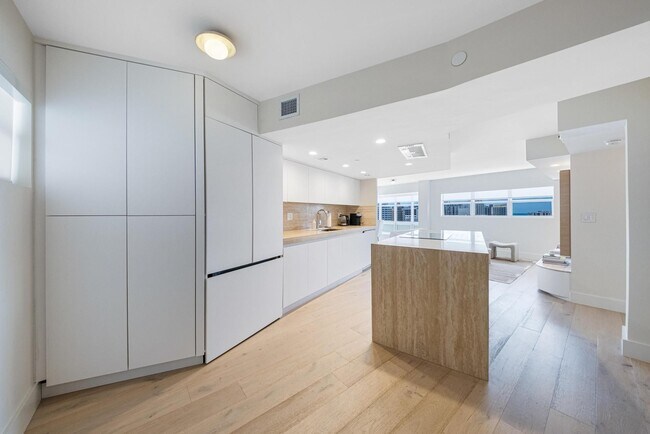 Photo - 1881 Washington Ave Unidad # 14F