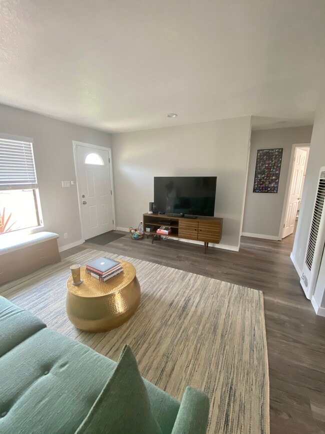 Sala de estar - 2411 Gates Ave