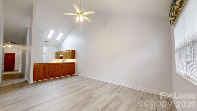 Photo - 6299 Pansy Trl