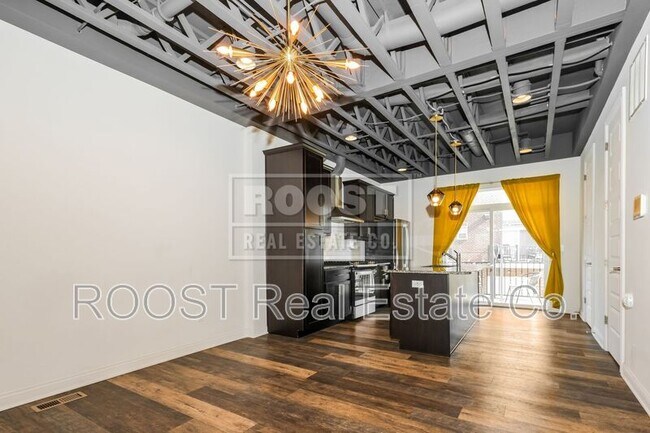 Photo - 10 N Center St