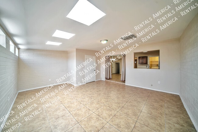 Photo - 1023 N Bedford Dr