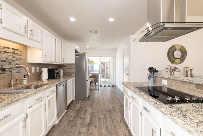 Photo - 864 Warwick Dr