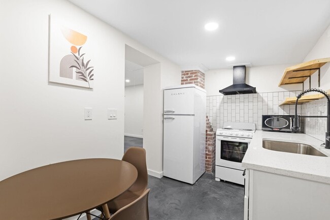 Photo - 219 W 41st St