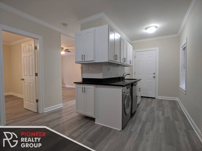 Photo - 839 W Cornelia Ave Apartments Unit 837.5-1N