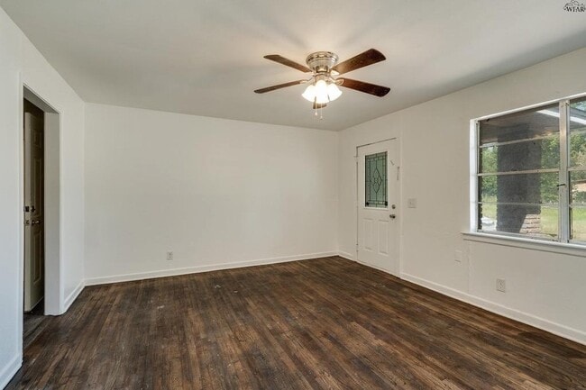 Photo - 604 E 1st St