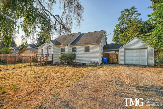 Building Photo - Adorable 3BD Home with Tons of Vintage Charm!