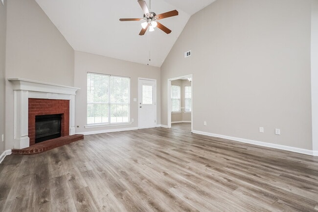 Photo - 115 Syracuse Ln