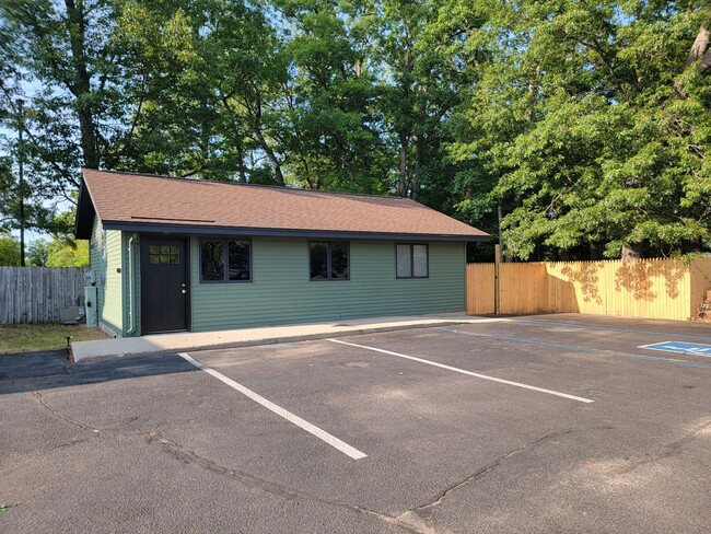 Building Photo - Newly renovated 2 Bed 1 Bath, PETS WELCOME... Rental