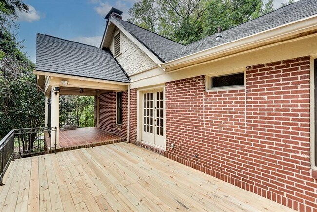 Photo - 1424 Emory Rd NE