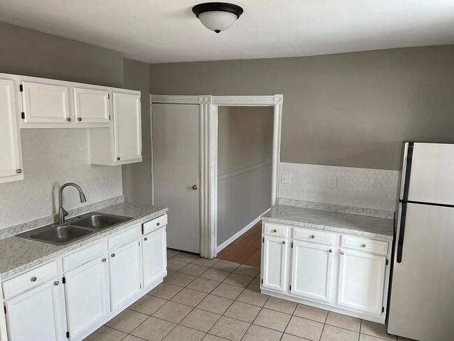 Building Photo - 1108 E 3rd St