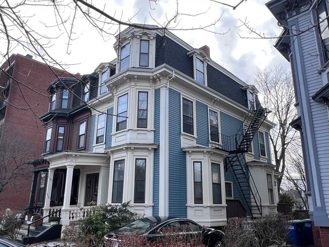 Building Photo - 394 Broadway Unit 3