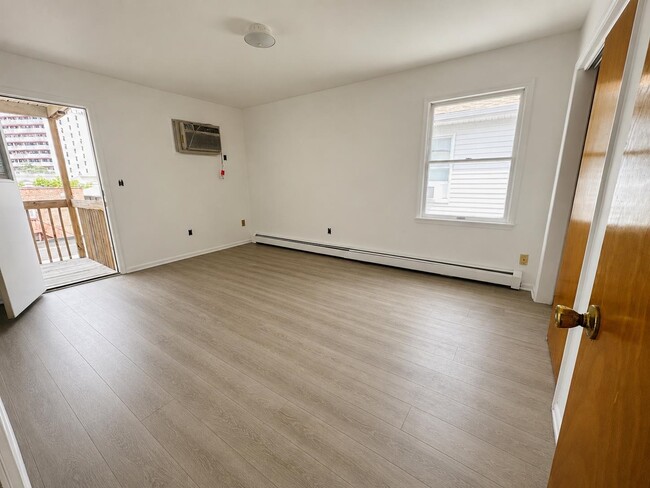 Photo - 173 W 21st St