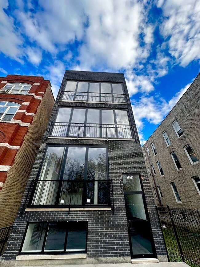 Building Photo - 1635 S California Ave Unit 2