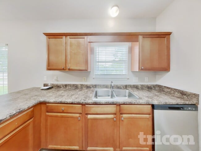 Photo - 142 Lyndhurst Dr