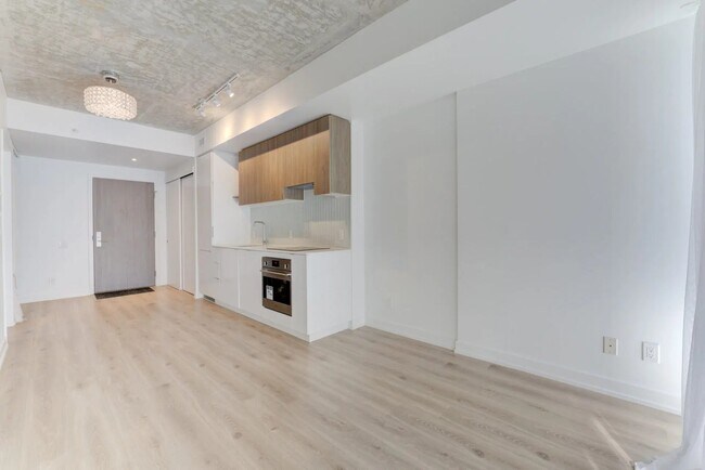 Photo - Bright and Stylish Condo @ Yonge/Eglinton (1+Den, 1 Bath) Unit 317