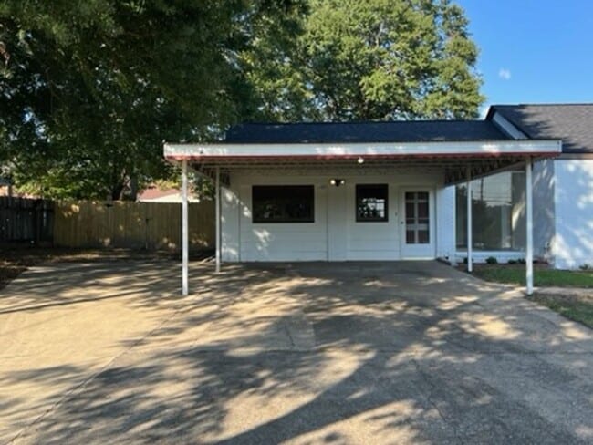 Photo - Roomy 3 bedroom/2 bath home on 1 acre in Phenix City!