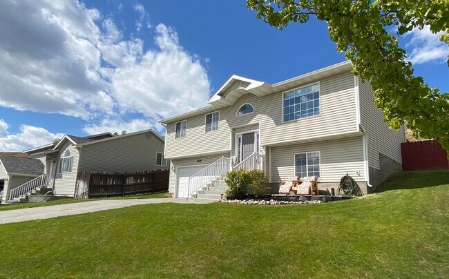 Photo - 3020 Silverfield Way