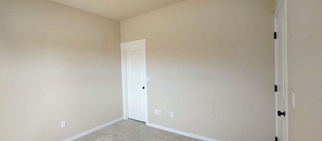 Photo - Beautiful Bull Mountain 4 Bedroom 2 1/2 Bath Home Just a Block from the Community Pool and Park!