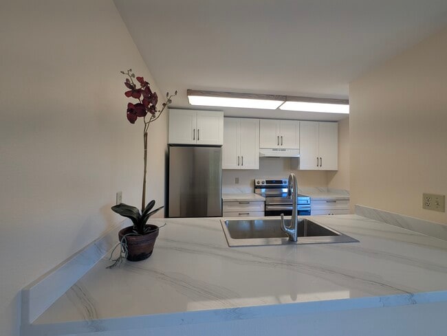 Building Photo - 4316 W Lake Sammamish Pky SE Unit h302