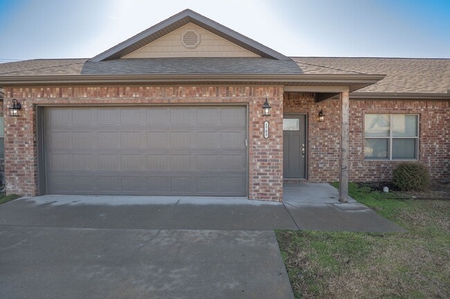 Building Photo - 3-bedroom, 2-bathroom home located in the beautiful Pea Ridge, AR