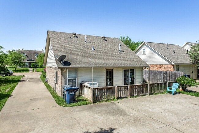 Building Photo - SUBLEASE AVAILABLE IMMEDIATELY THROUGH JULY 2026!  Charming 3 Bed, 2 Bath in Central Location!