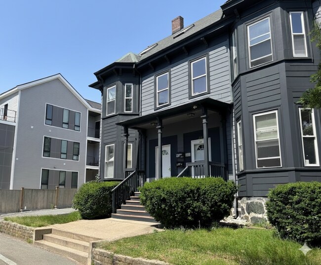 Building Photo - Spacious 8-Bedroom Townhouse in Allston – ...
