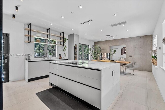 Photo - 725 W 49th St