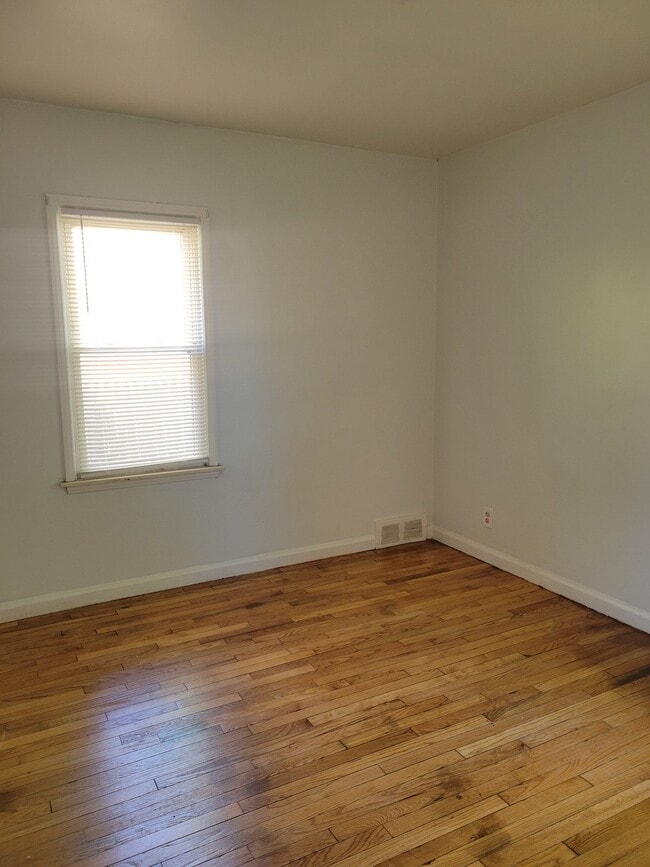 Photo - 10794 Marne St