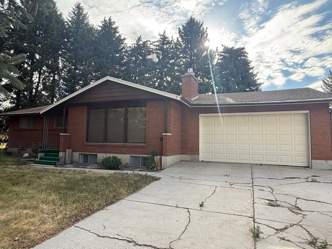 Building Photo - Beautiful home, large shade trees, walk to the lake, minutes to ski resorts