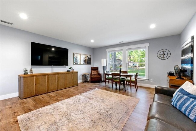 Photo - 1921 Hazelwood Dr SE