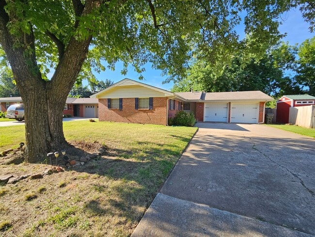 Building Photo - (3) Bed/(1.5) Bath Near Core Norman and OU... Rental