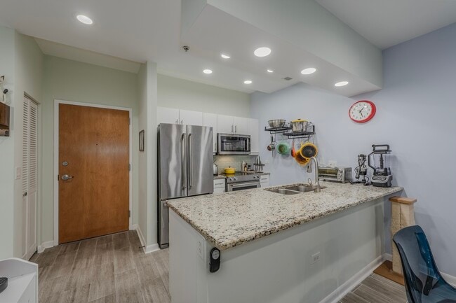 Building Photo - 1210 Chicago Ave Unit 305A Rental