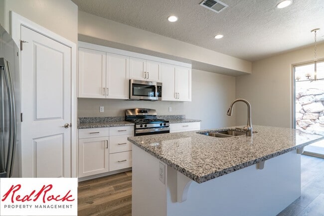 Stunning 4 Bedroom Townhome in Hurricane H... - Stunning 4 Bedroom Townhome in Hurricane H...