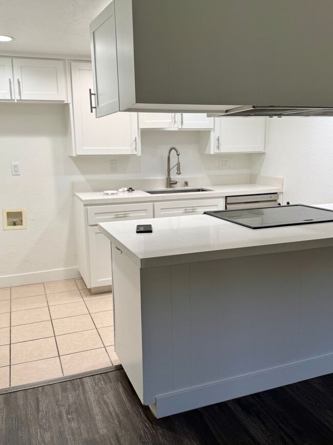 Photo - LARKSPUR 2431-2433 Unit 2433