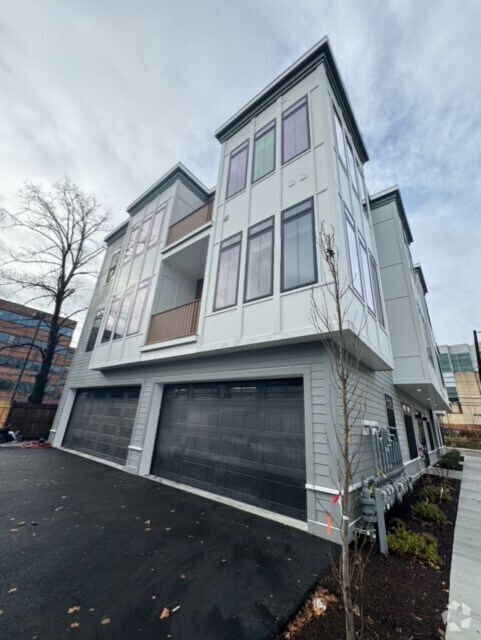 Building Photo - 157 Everett St Rental
