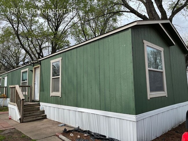 Photo - 190 Coachlight Dr