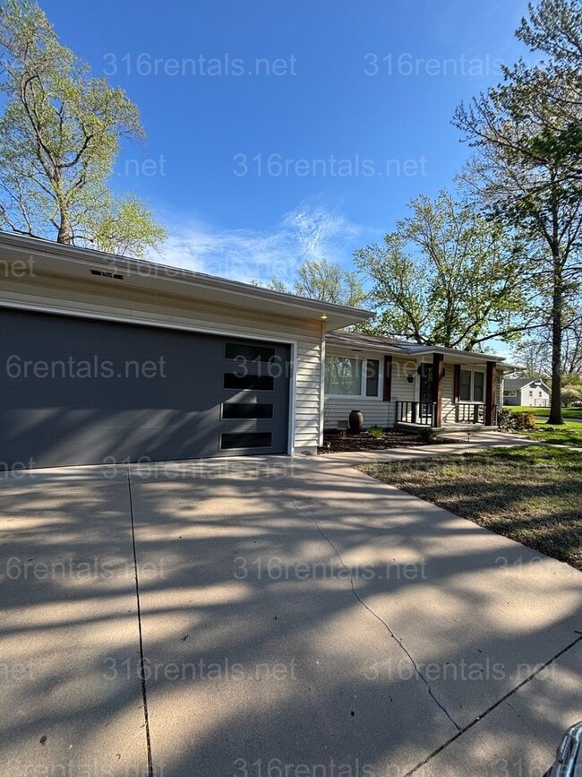 Building Photo - 3 bed 1 1/2 bath house available Now!!