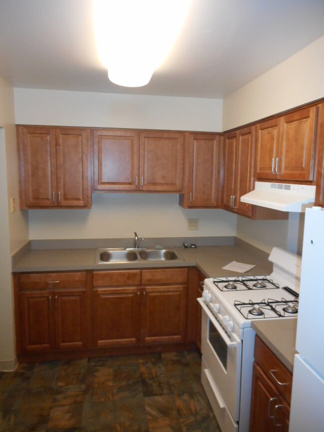 Photo - Lakeside Garden Apartments