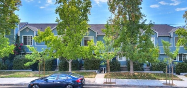 2 bed / 2 bath two story in prime La Cresc... - 2 bed / 2 bath two story in prime La Cresc... House