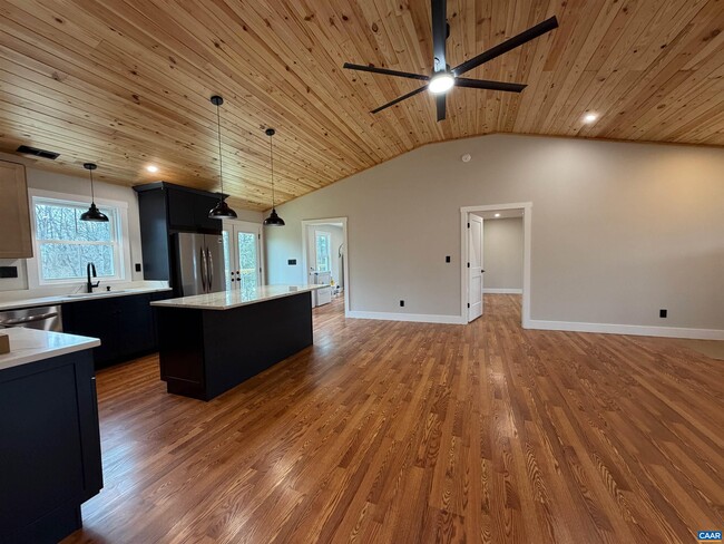 Photo - 487 Montreal Ln