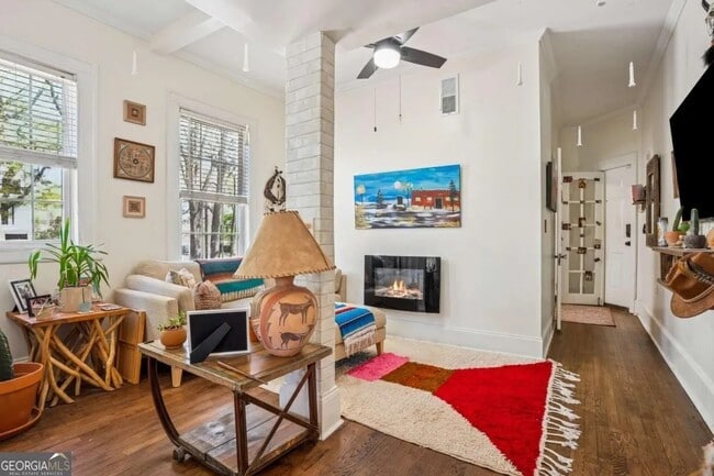 Photo - 737 Barnett St NE