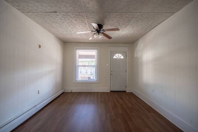 Photo - 921 W Walnut St