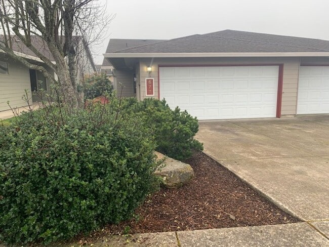 Building Photo - Duplex on Benjamin Ave