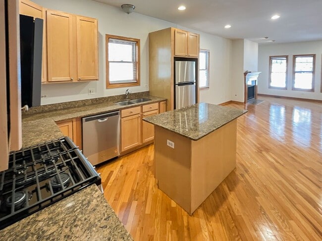 Building Photo - 1319 W Belmont Ave Unit 2