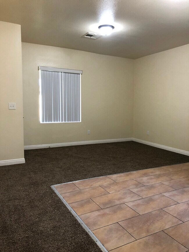 Photo - 887-887 1/2 E 43rd Street