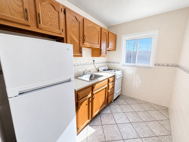 Photo - SAVOY APTS -- 058